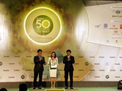 Đại diện lãnh đạo PV Gas nhận chứng nhận Top 50 của Forbes