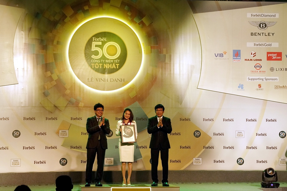 Đại diện lãnh đạo PV Gas nhận chứng nhận Top 50 của Forbes