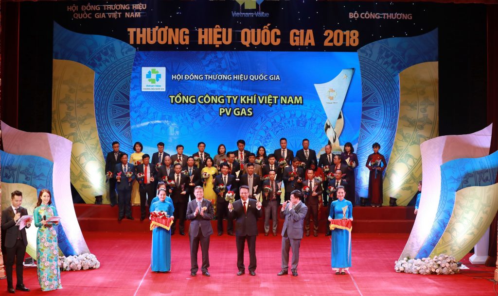 Đại diện PV GAS nhận vinh danh Thương hiệu Quốc gia 2018-2020